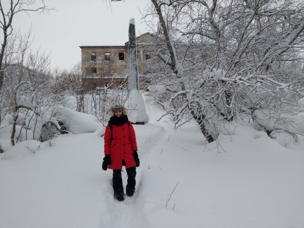 Мария Гунько в заброшенном посёлке Рудник.jpg